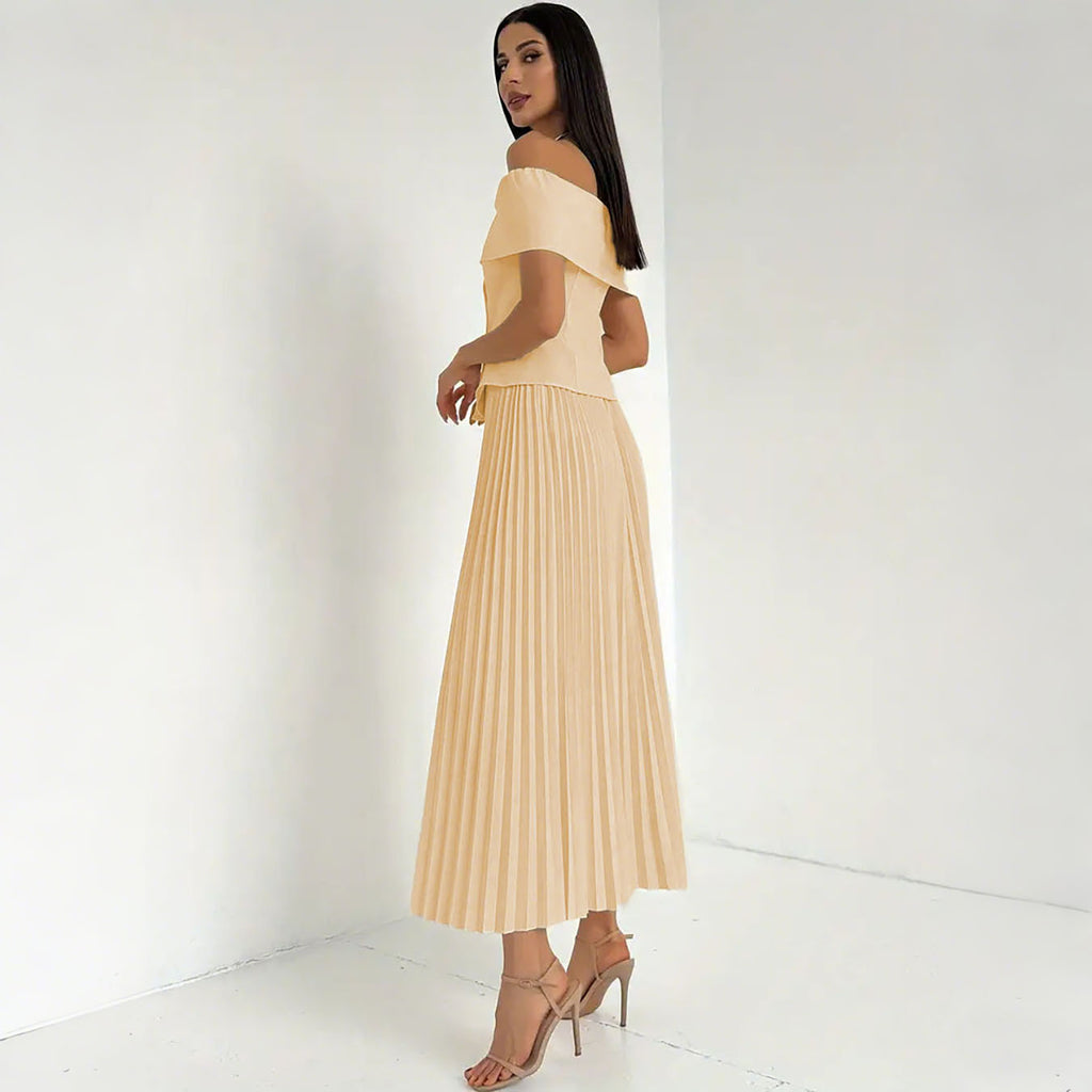 Conjunto elegante con top de hombros descubiertos y falda plisada