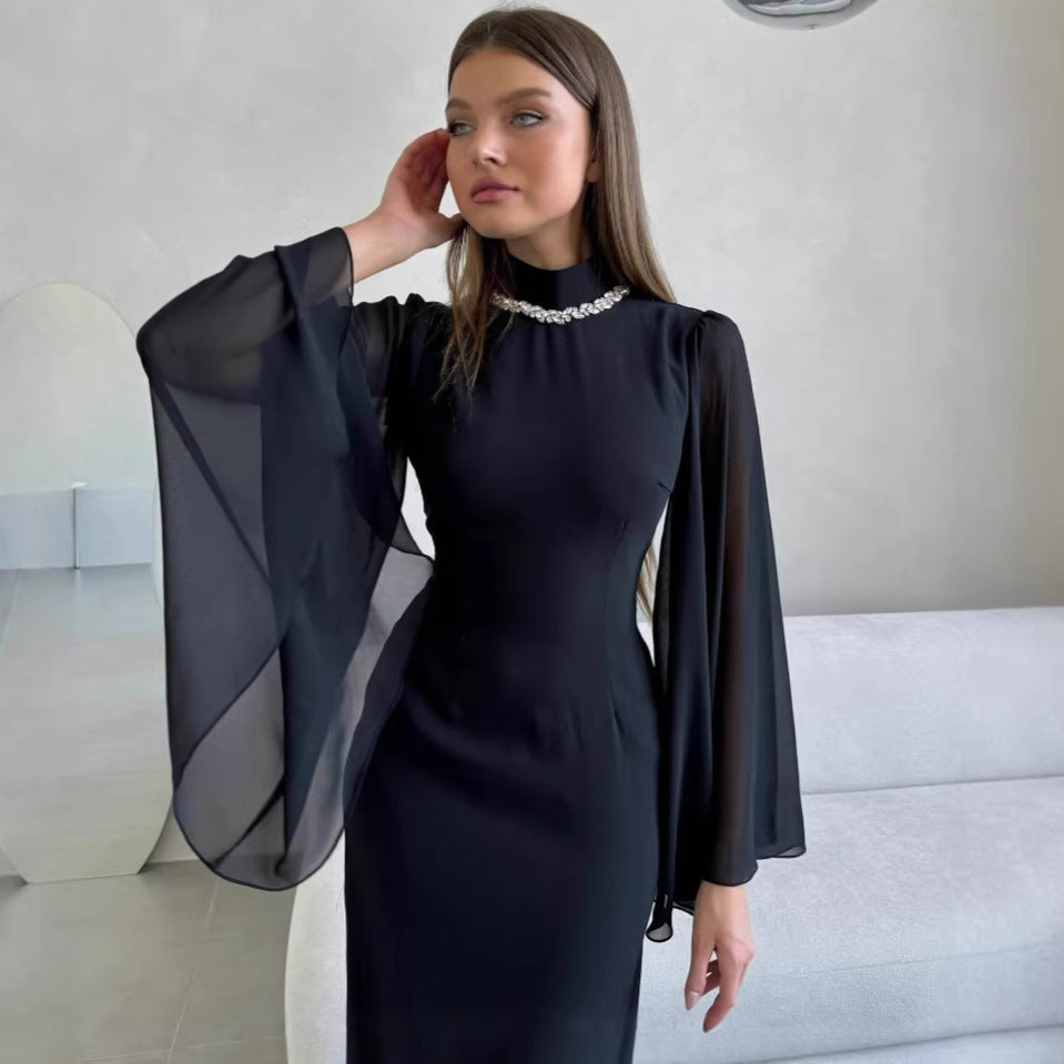 Vestido largo entallado con tul y manga acampanada