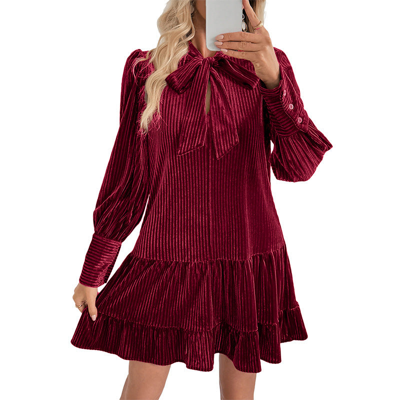 Vestido corto de terciopelo burdeos con escote en V