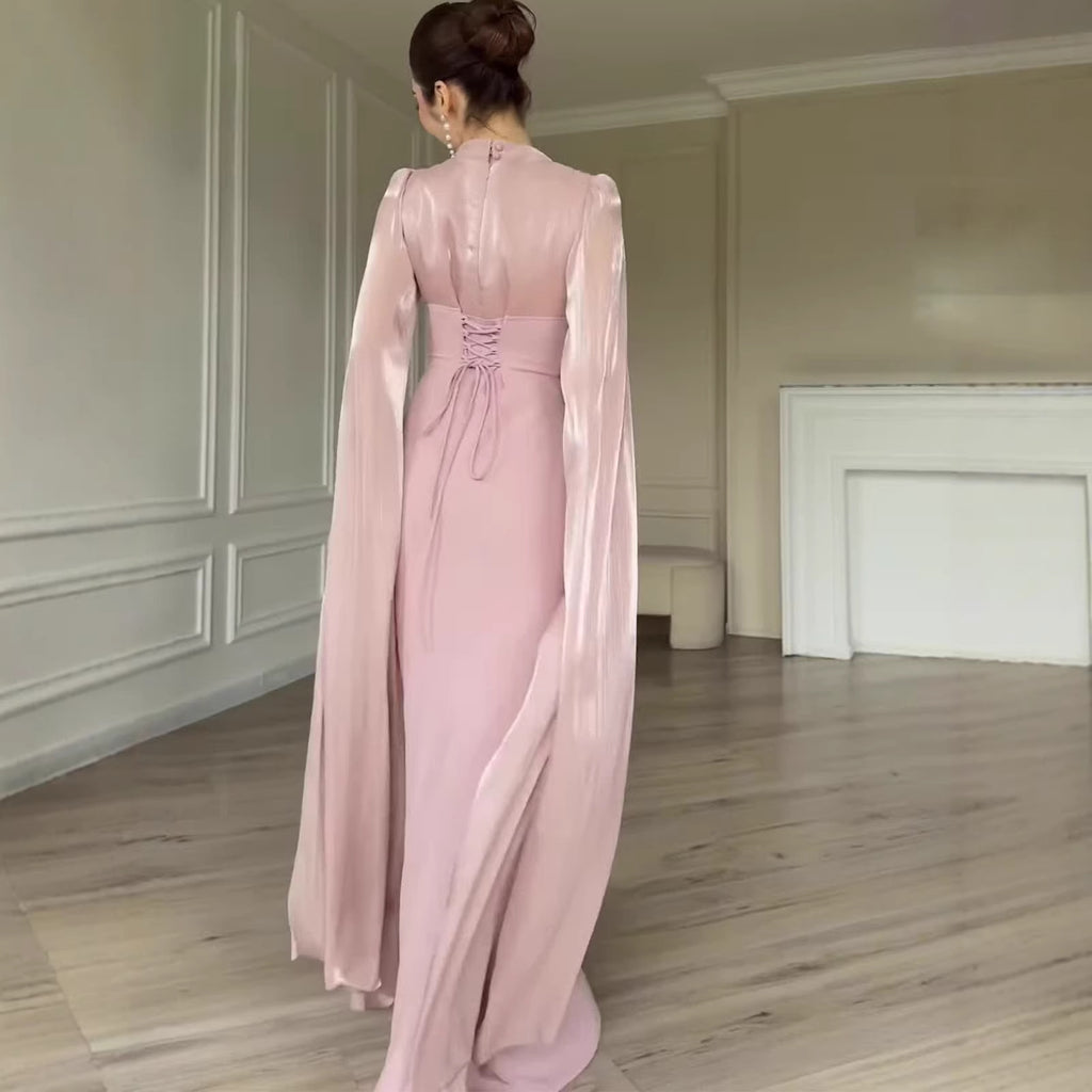 Vestido largo fluido de manga acampanada y cuello semialto