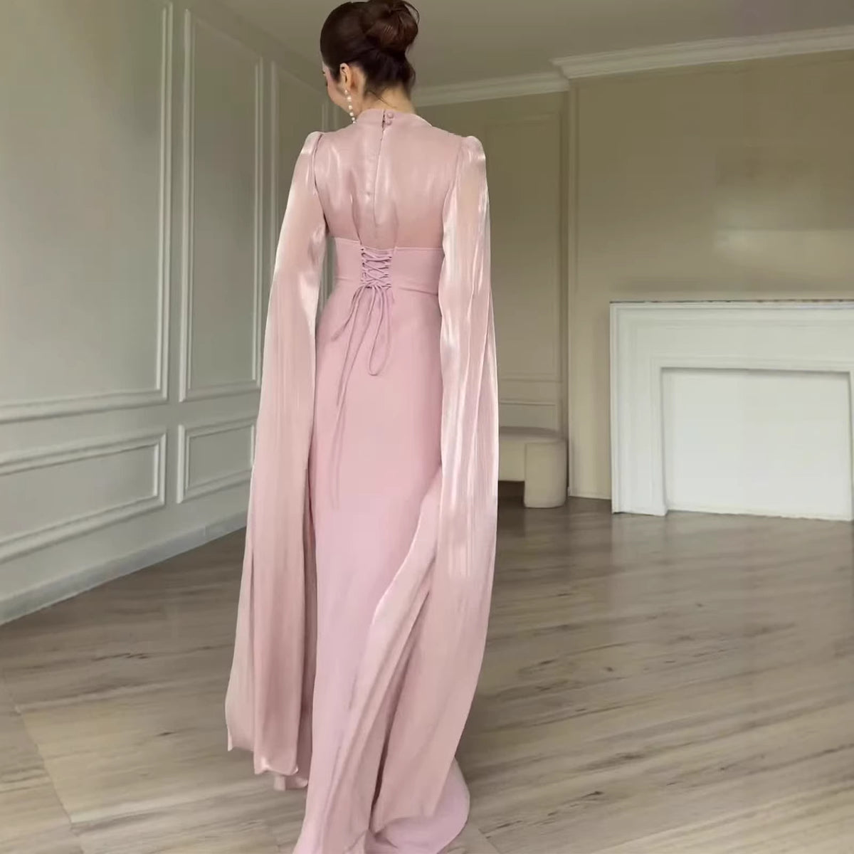 Vestido largo fluido de manga acampanada y cuello semialto