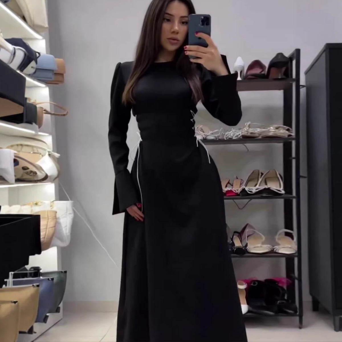 Vestido largo entallado con cinturón y manga acampanada