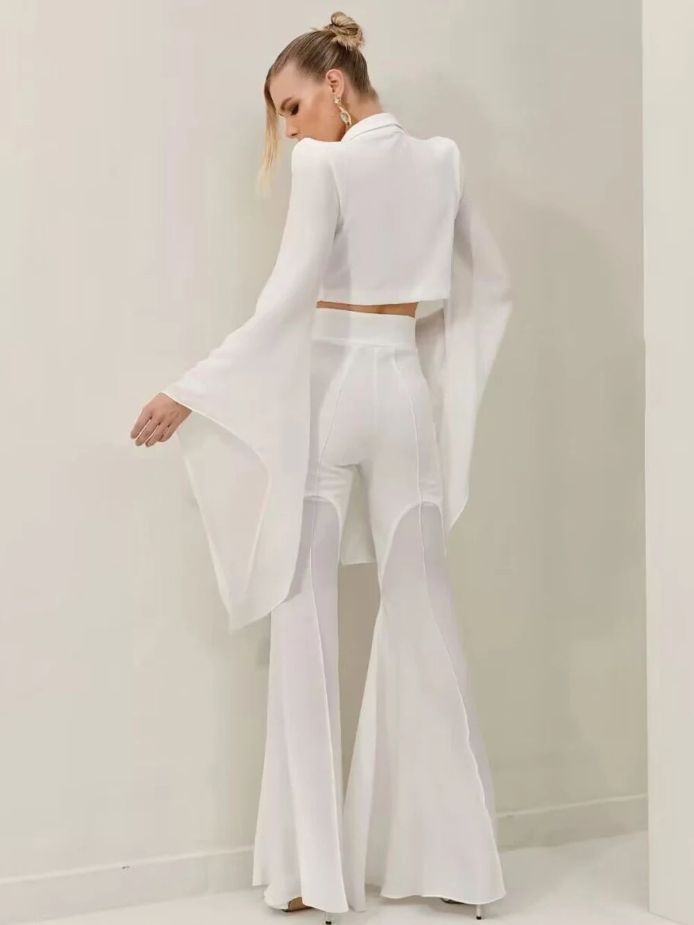 Conjunto de blazer y pantalón acampanado con transparencias