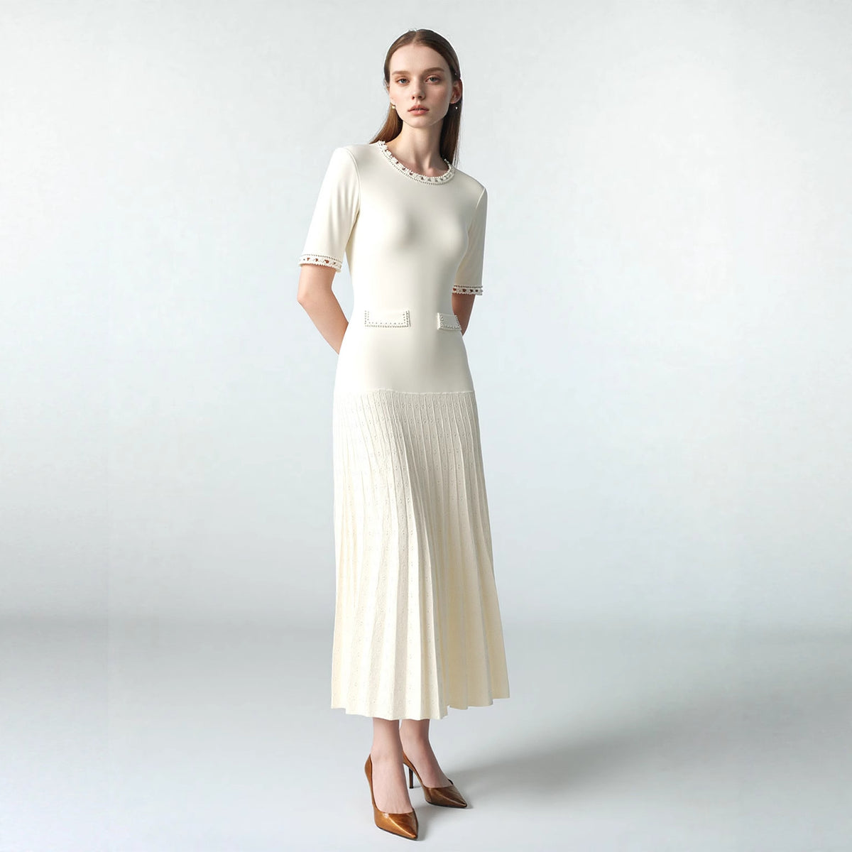 Vestido midi de punto con pedrería y falda plisada