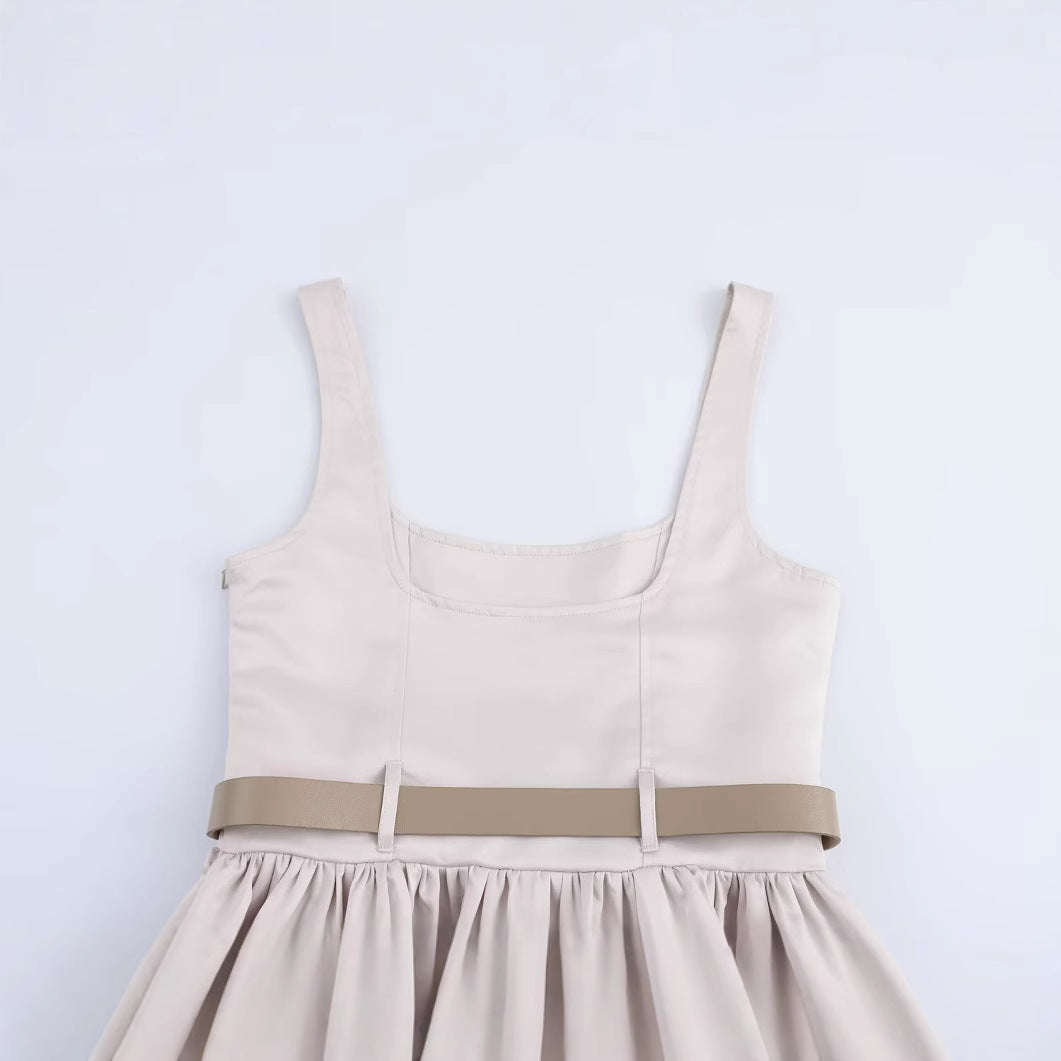 Vestido corto plisado con cinturón