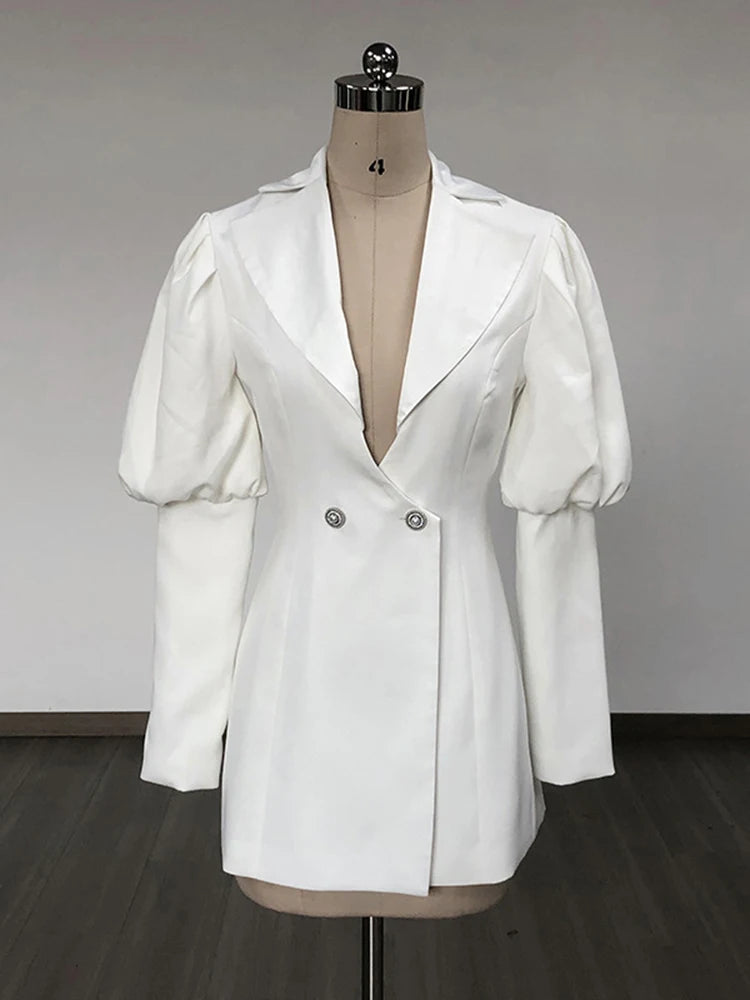 Vestido blanco con escote en V, botones y manga abullonada