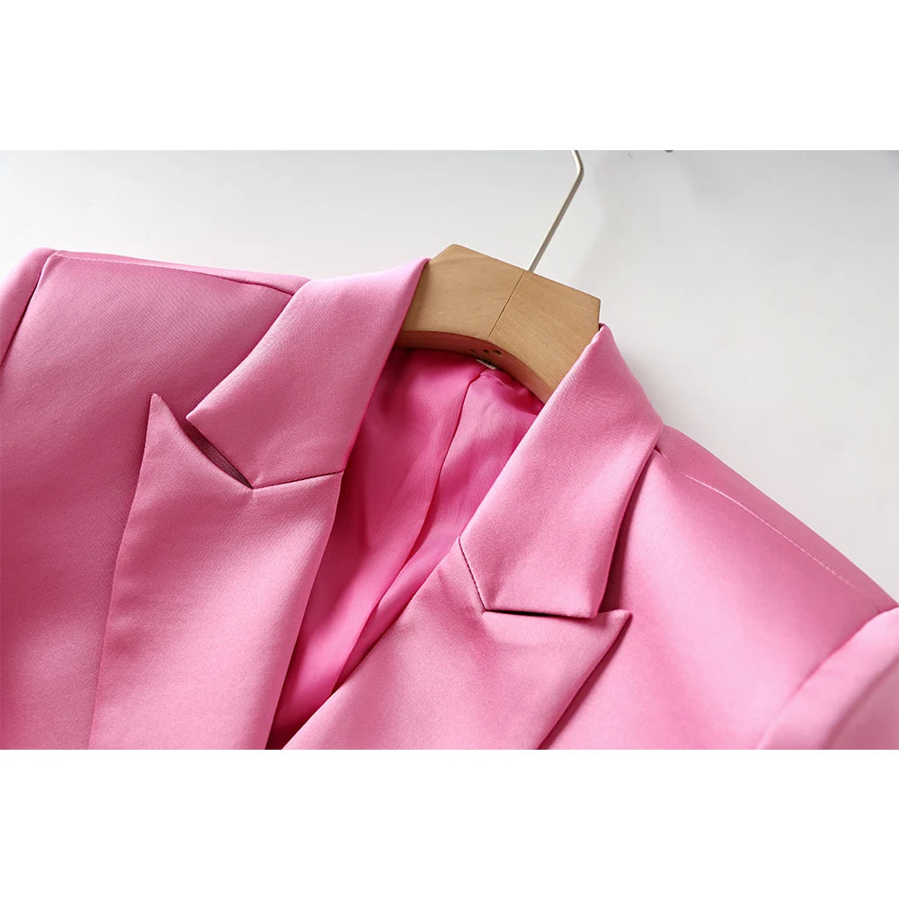 Conjunto rosa satinado de tres piezas con blazer y minifalda