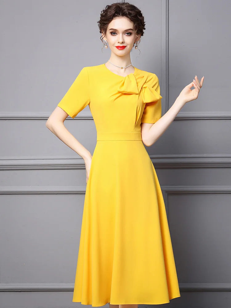Vestido midi amarillo de corte evasé con lazo
