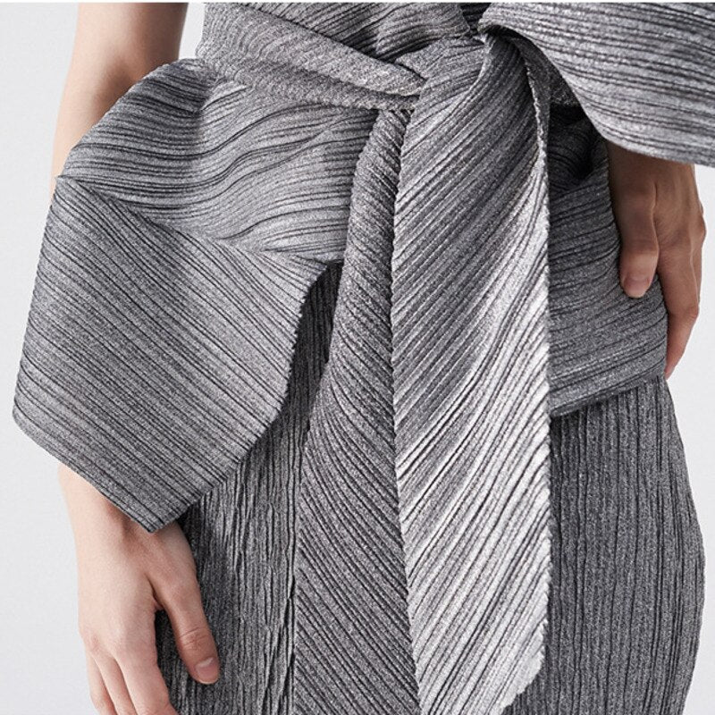 Conjunto plisado elegante de top de tirantes y falda larga