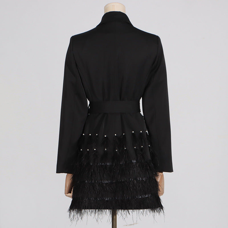 Vestido blazer entallado con pedrería y plumas