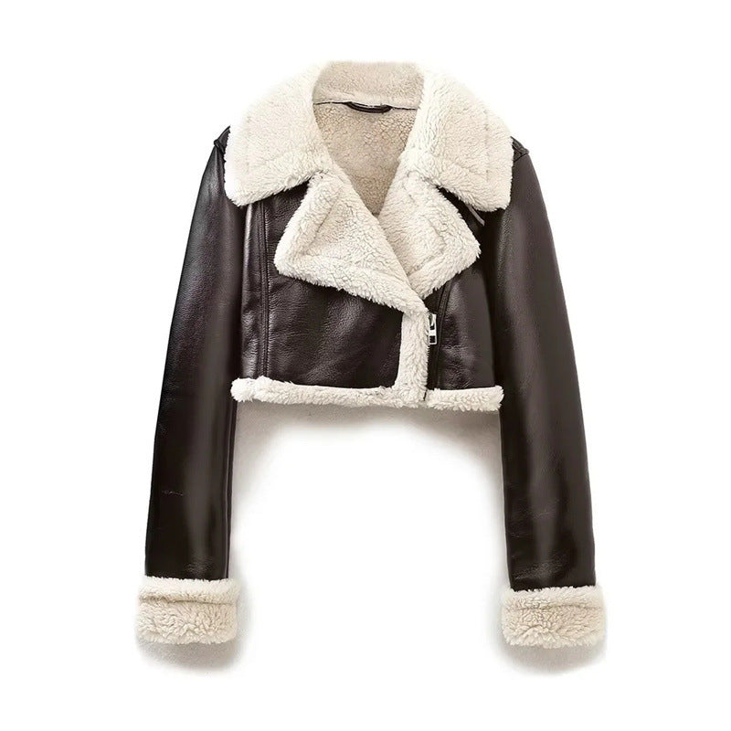 Chaqueta corta de efecto piel con borreguito
