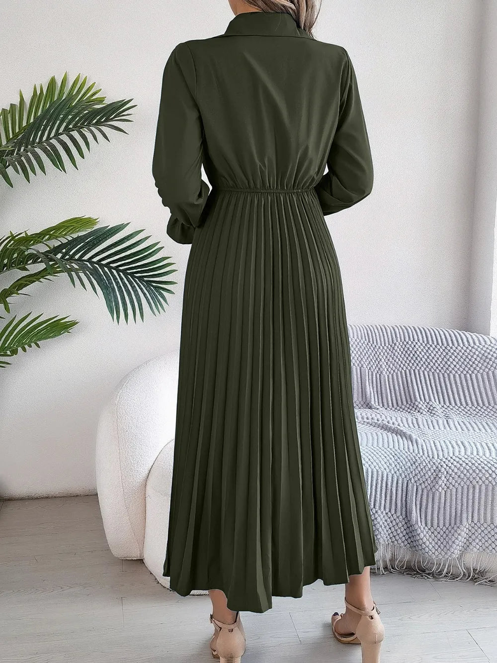 Vestido midi plisado camisero de manga larga