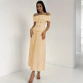 Conjunto elegante con top de hombros descubiertos y falda plisada