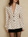 Blazer de lunares entallado con falda evasé