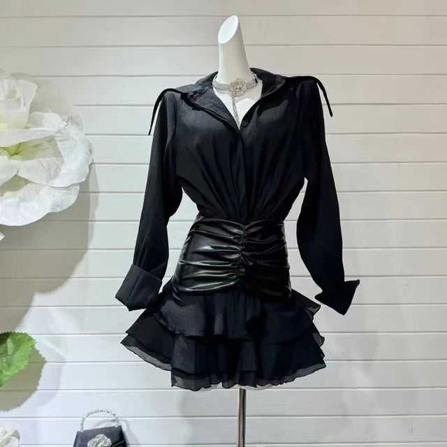 Vestido corto efecto piel con cuello camisero y falda plisada