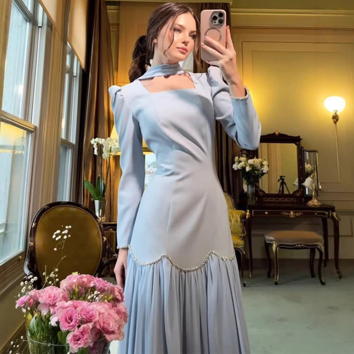 Vestido largo entallado con cinturón y detalles decorativos