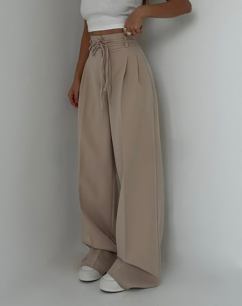 Pantalón recto de tiro alto con cinturón