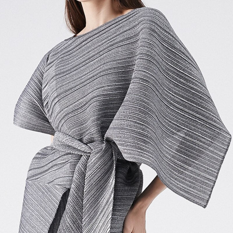 Conjunto plisado elegante de top de tirantes y falda larga