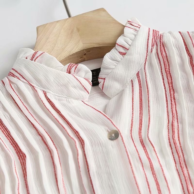 Blusa roja de rayas con volantes y manga larga