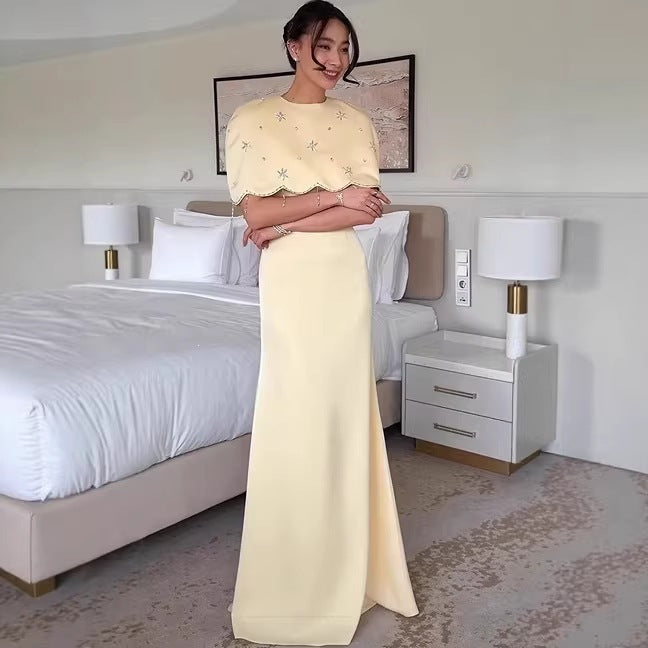 Vestido midi entallado de un hombro con manga tres cuartos