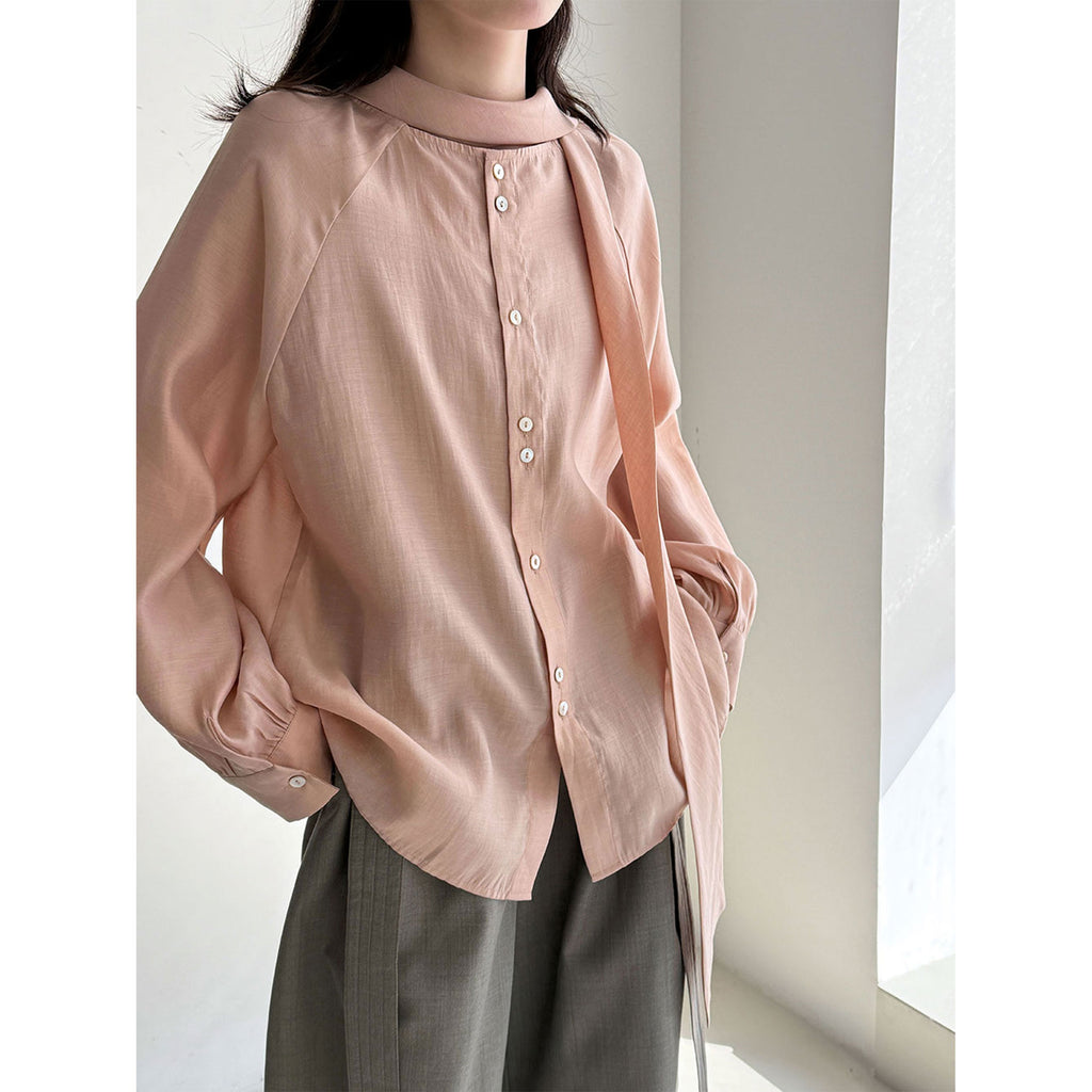 Blusa elegante de manga larga con cuello alto y lazo