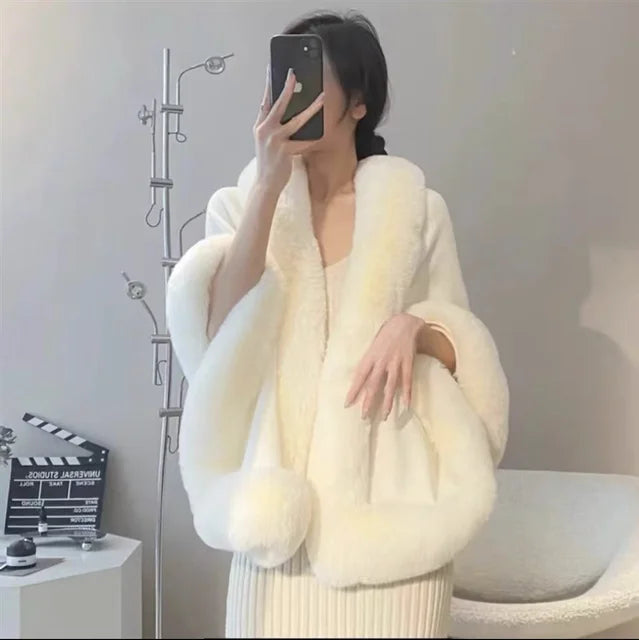 Capa poncho elegante con cuello de pelo sintético