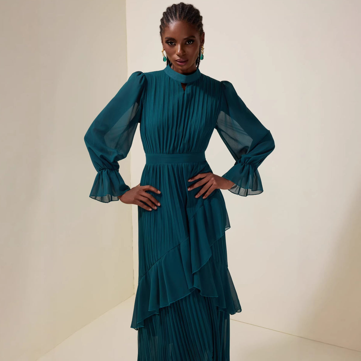 Vestido midi plisado de manga larga con cuello alto