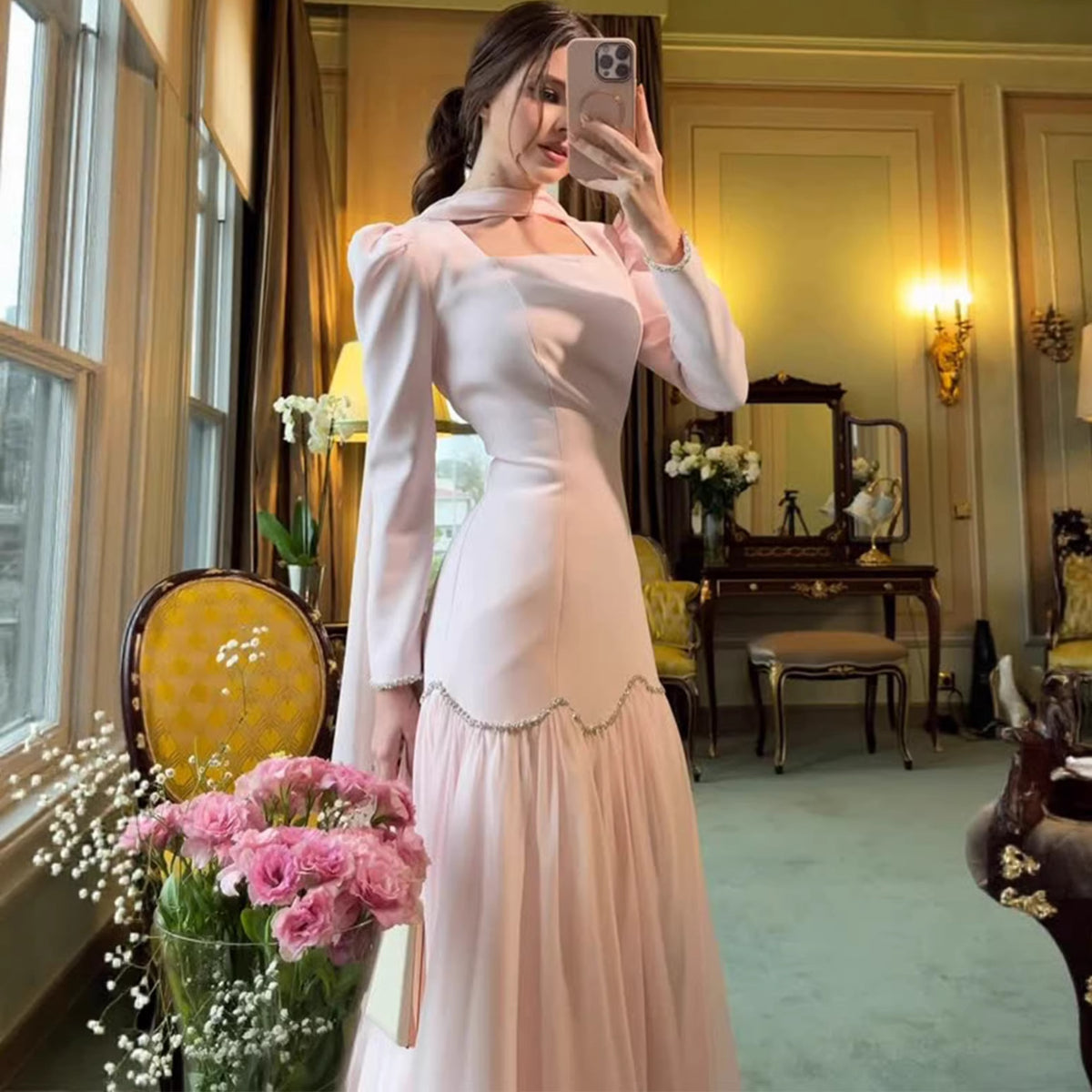 Vestido largo entallado con cinturón y detalles decorativos