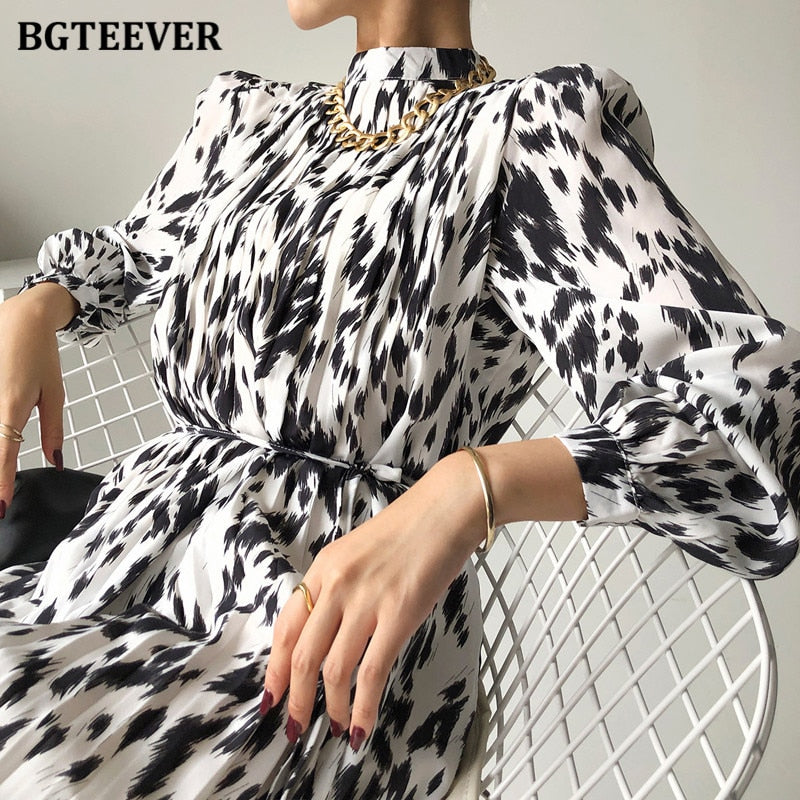 Vestido midi estampado de manga larga con cuello alto y lazada