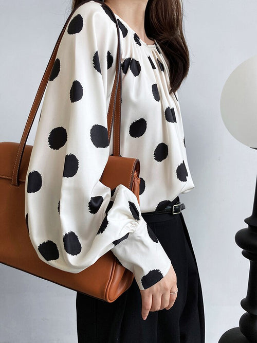Blusa satinada de lunares con manga farol