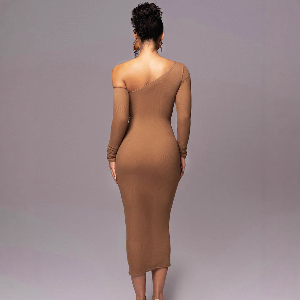 Vestido midi plisado con tul, hombros descubiertos y manga larga