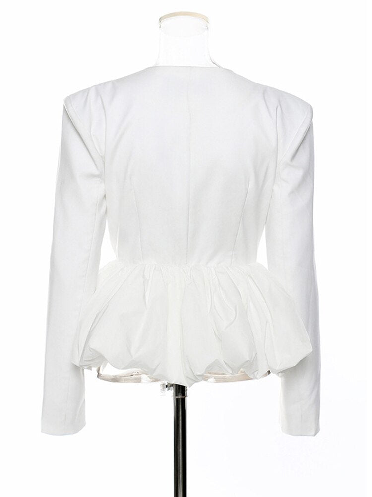 Blazer blanco plisado con escote en V y manga abullonada
