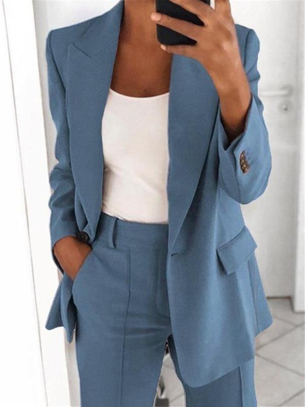 Conjunto elegante de blazer entallado y pantalón