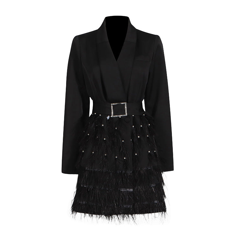 Vestido blazer entallado con pedrería y plumas