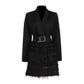 Vestido blazer entallado con pedrería y plumas