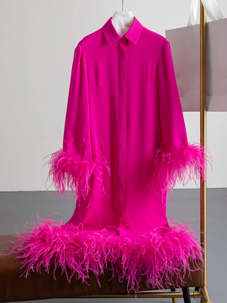 Vestido largo elegante con plumas, solapa y manga larga