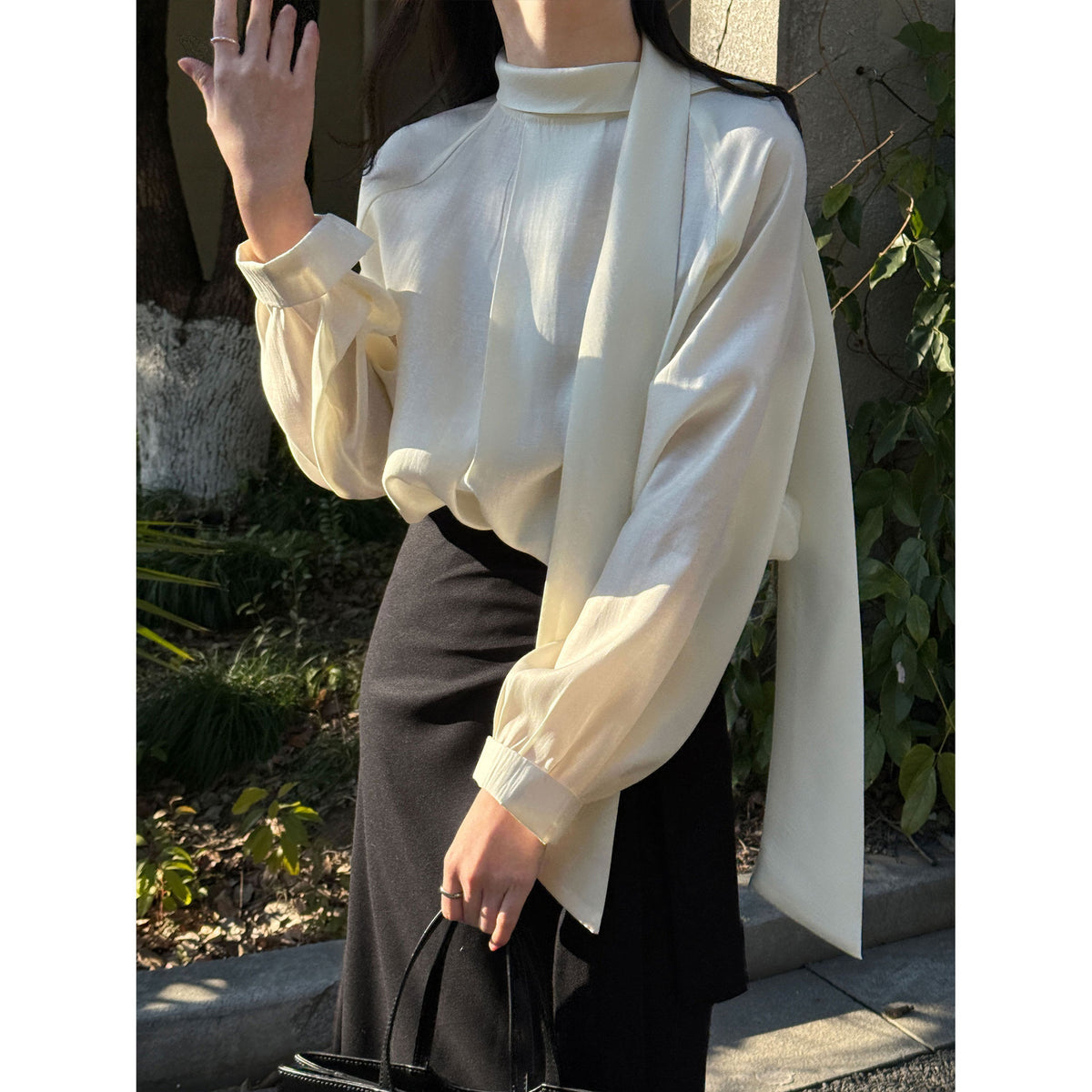 Blusa elegante de manga larga con cuello alto y lazo