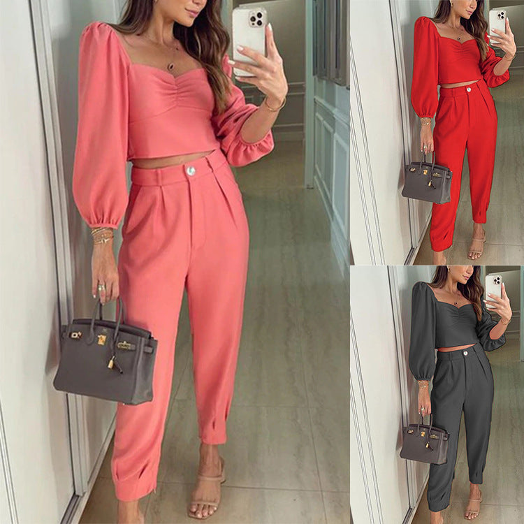 Conjunto de top corto con cuello cuadrado y pantalón holgado