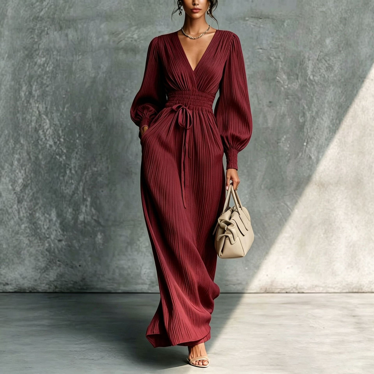 Vestido corto de manga larga con escote profundo en V
