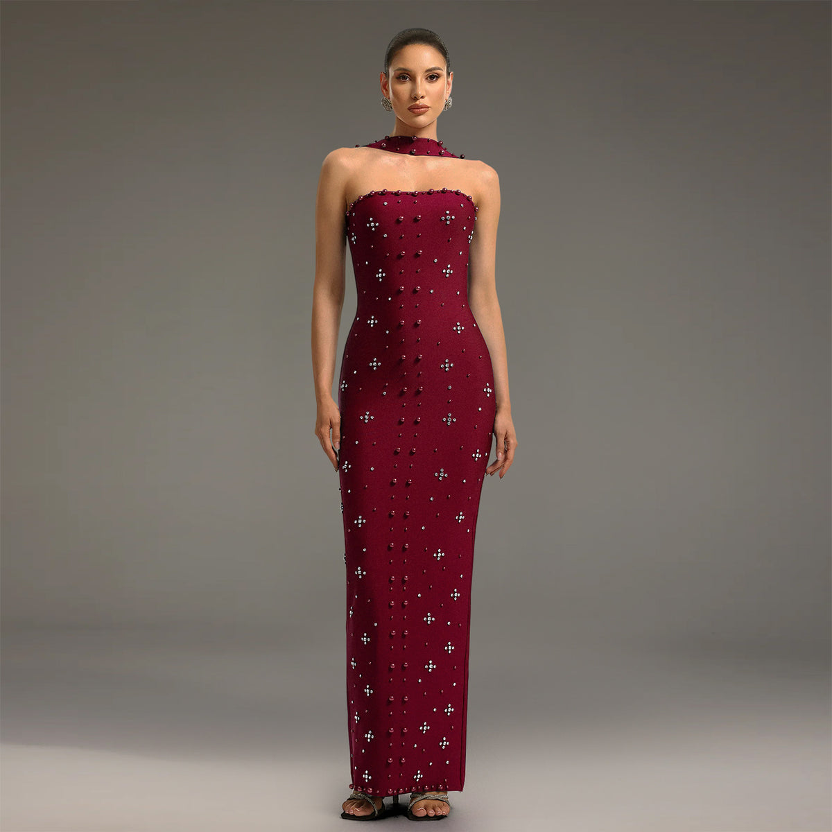 Vestido largo ajustado con detalles decorativos
