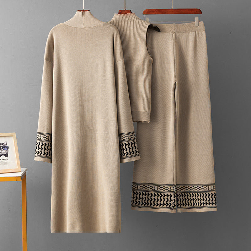 Conjunto de tres piezas con capa, top de punto y pantalón ancho