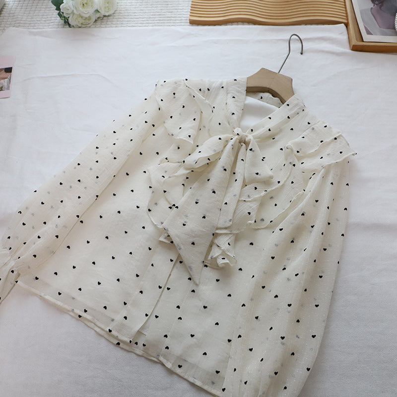 Blusa romántica con volantes, botones de perla y lazada