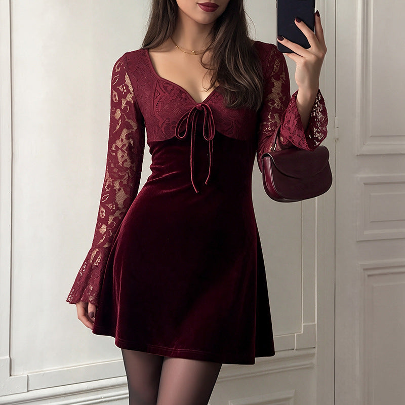 Vestido corto de terciopelo burdeos con encaje y lazada