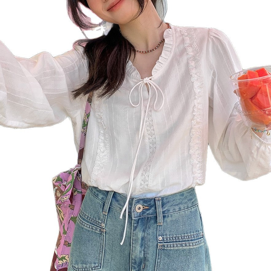 Blusa blanca con cuello de volantes y lazada