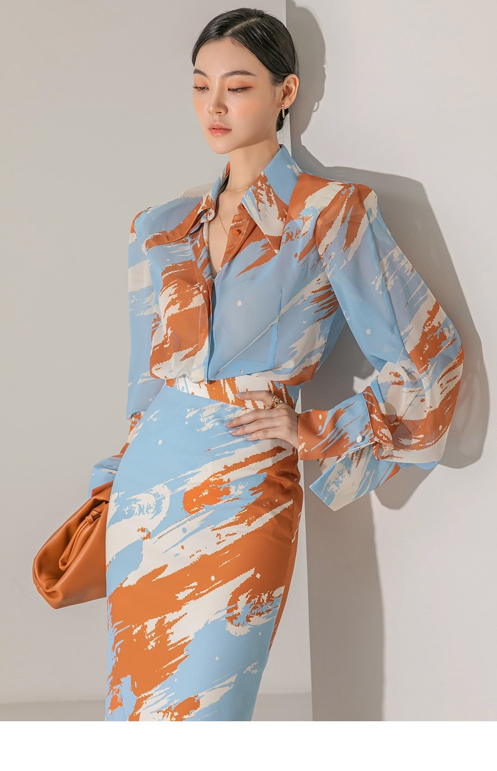 Conjunto estampado de blusa y falda midi recta