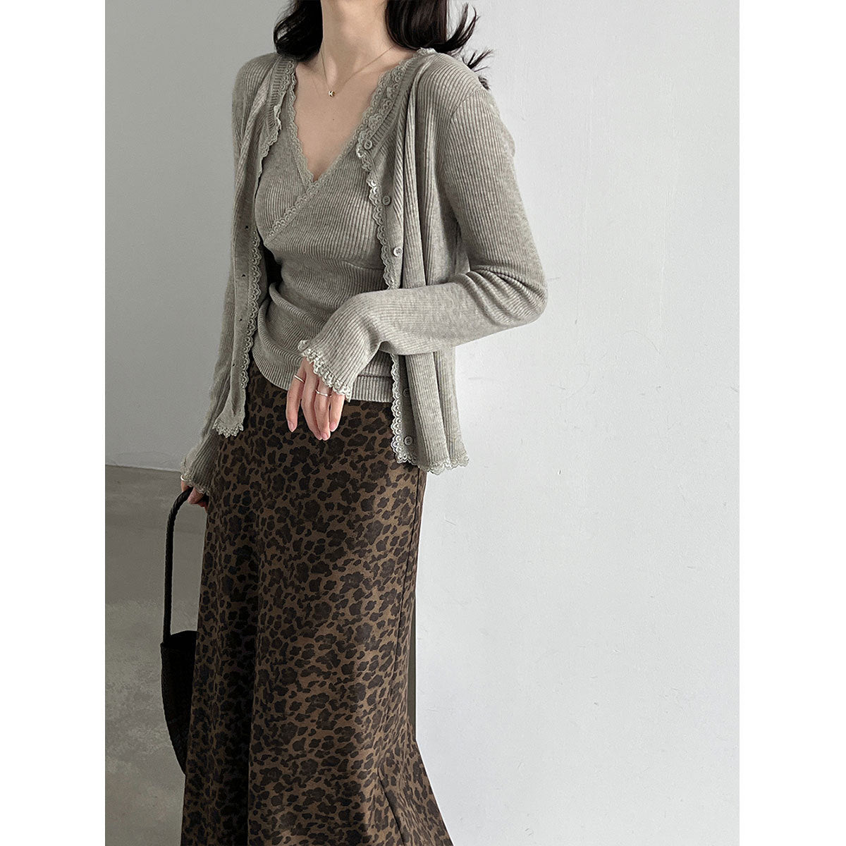 Conjunto de punto con top de escote en V y cárdigan de encaje