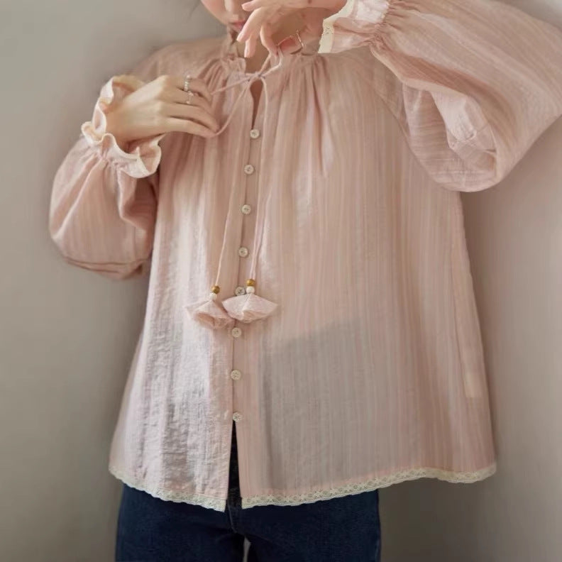 Blusa rosa con cuello de volantes y lazada trasera