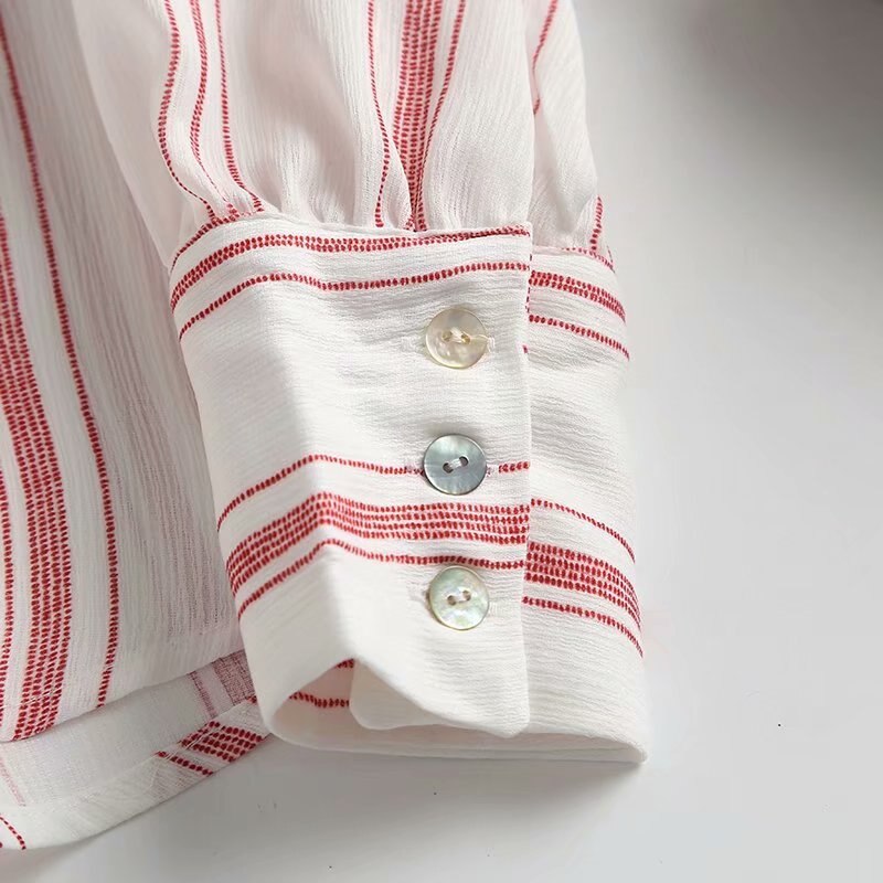 Blusa roja de rayas con volantes y manga larga