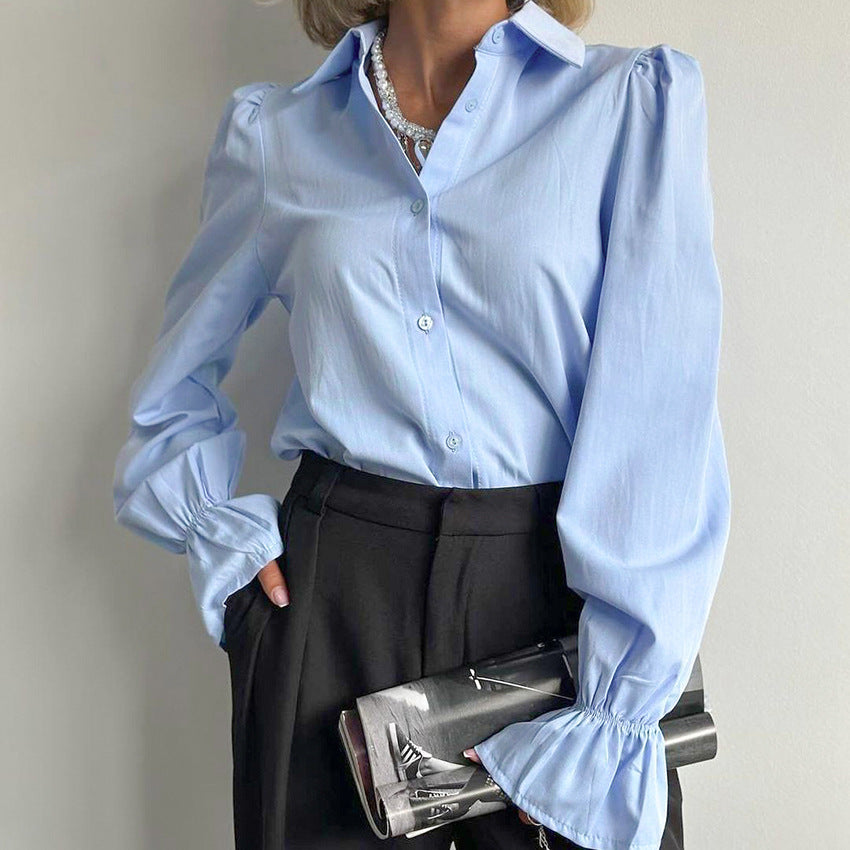 Top minimalista de manga acampanada con cuello camisero