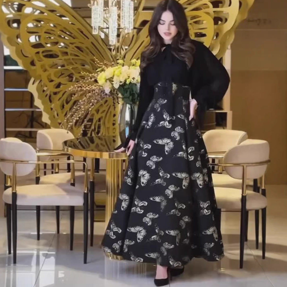 Vestido largo estampado con detalles dorados y manga larga